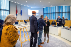 TT20241212-29829 - Almelo - Stadshuis. Tenaamstellingsceremonie ter ere van oorlogsslachtoffer Jacco Westendorp. Naambord is aan aan viaduct geplaatst.  Met zus van Jacco. 
Editie: Almelo
Foto: Rikkert Harink  RH20241213